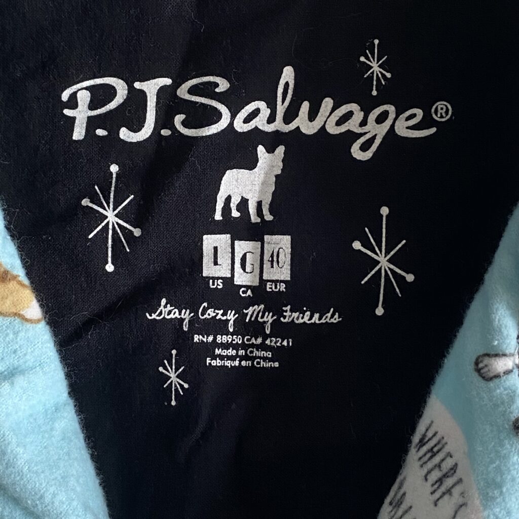 あのちゃん　ドッグ柄　パジャマ　インスタ　pj salvage トップス　デザイン　タグ