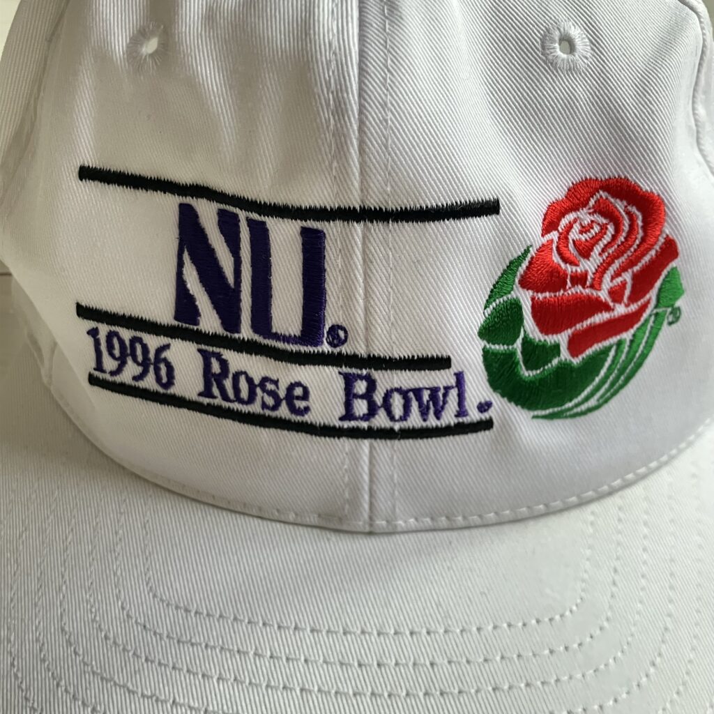 JESSE着用RoseBowlスナップバックキャップ